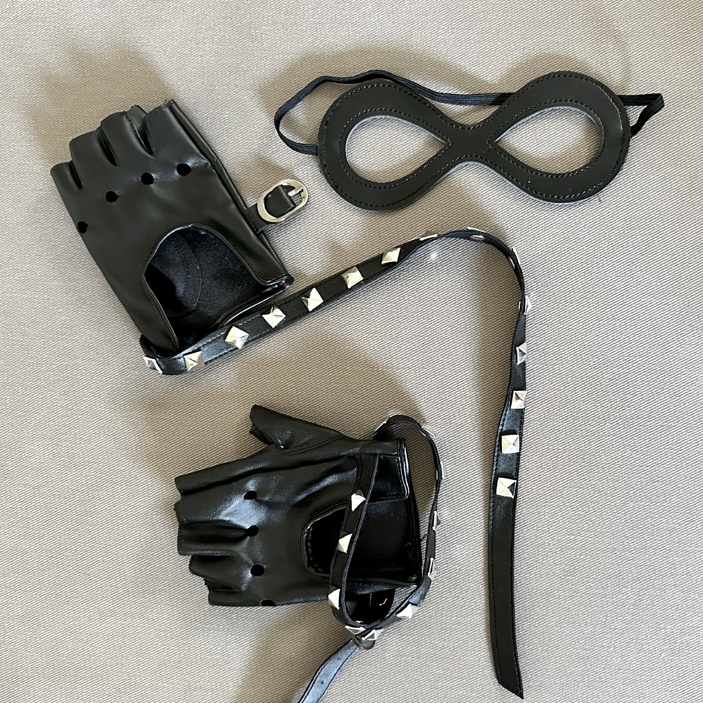 Great superhero cosplay studded fingerless gloves, eye mask disguise DC Marvel